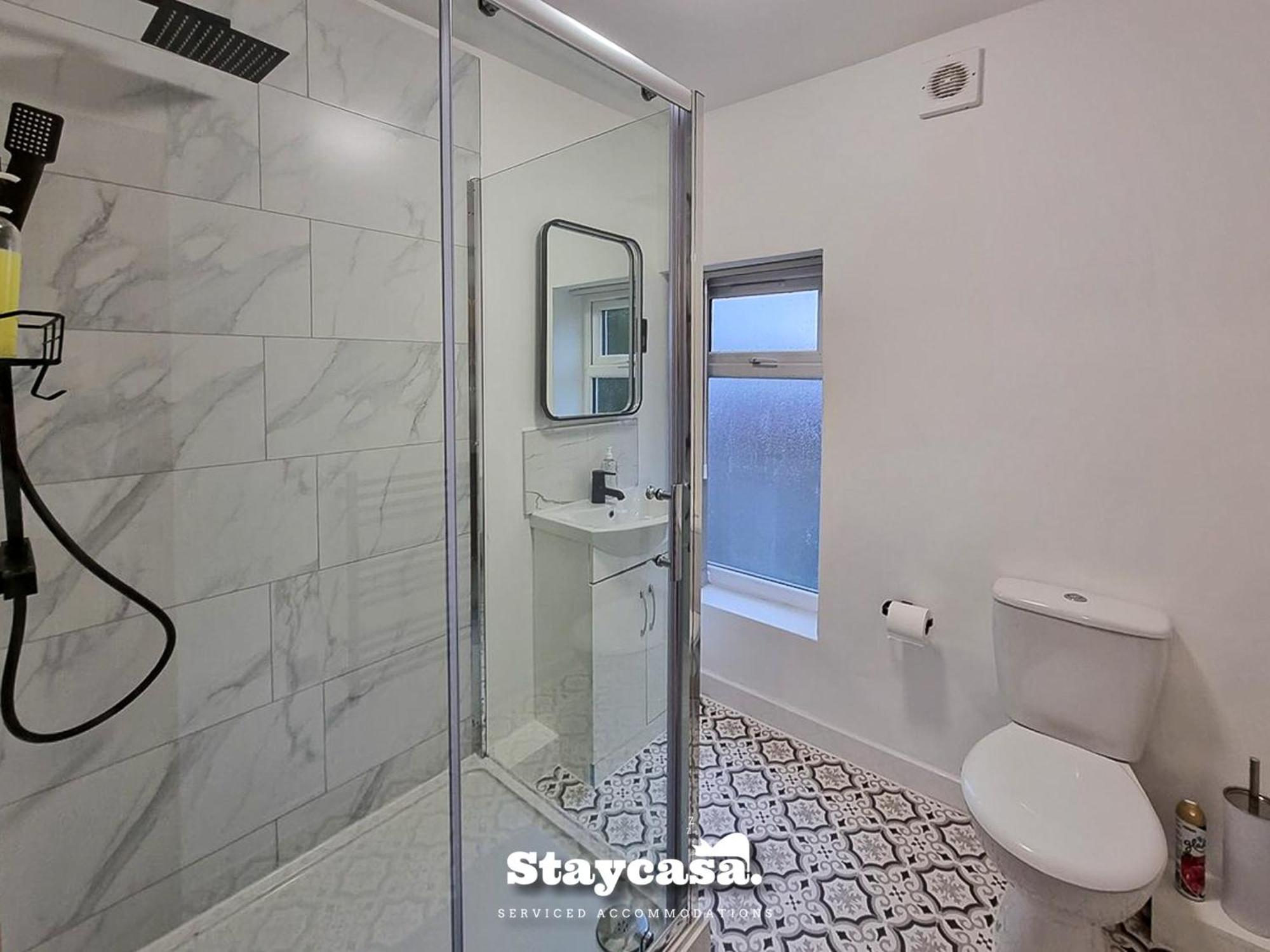 Delightful Spacious Haven With Large Driveway Ferienhaus